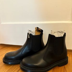 NWT Dr Martens Mens Chelsea Boot. Size 9.